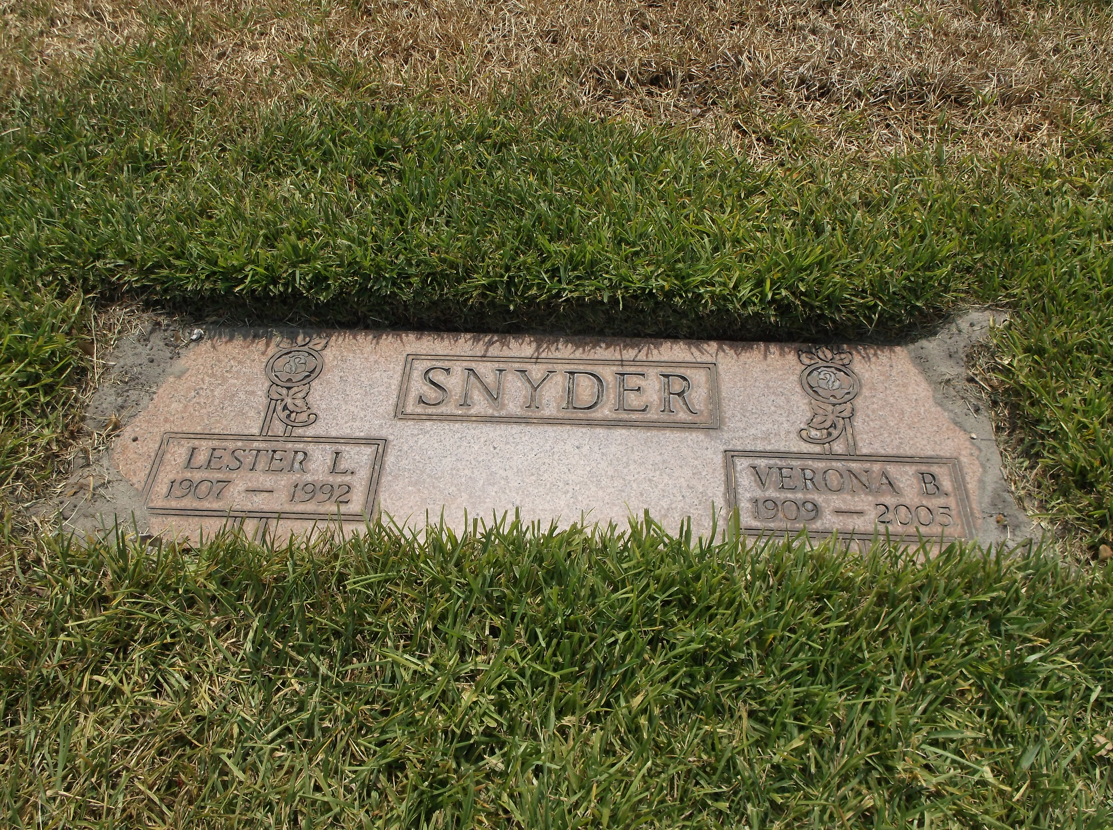 Lester L Snyder