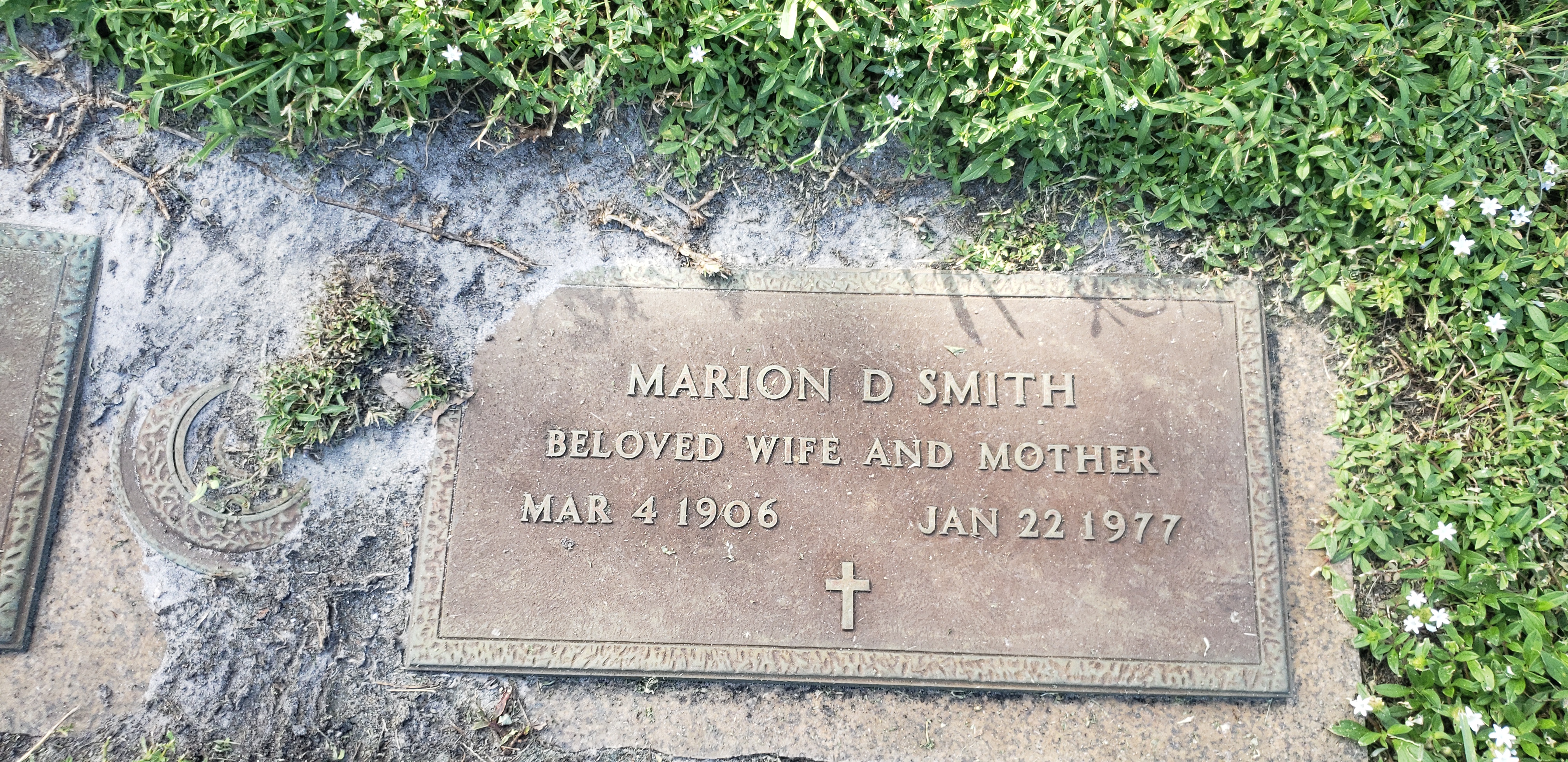Marion D Smith
