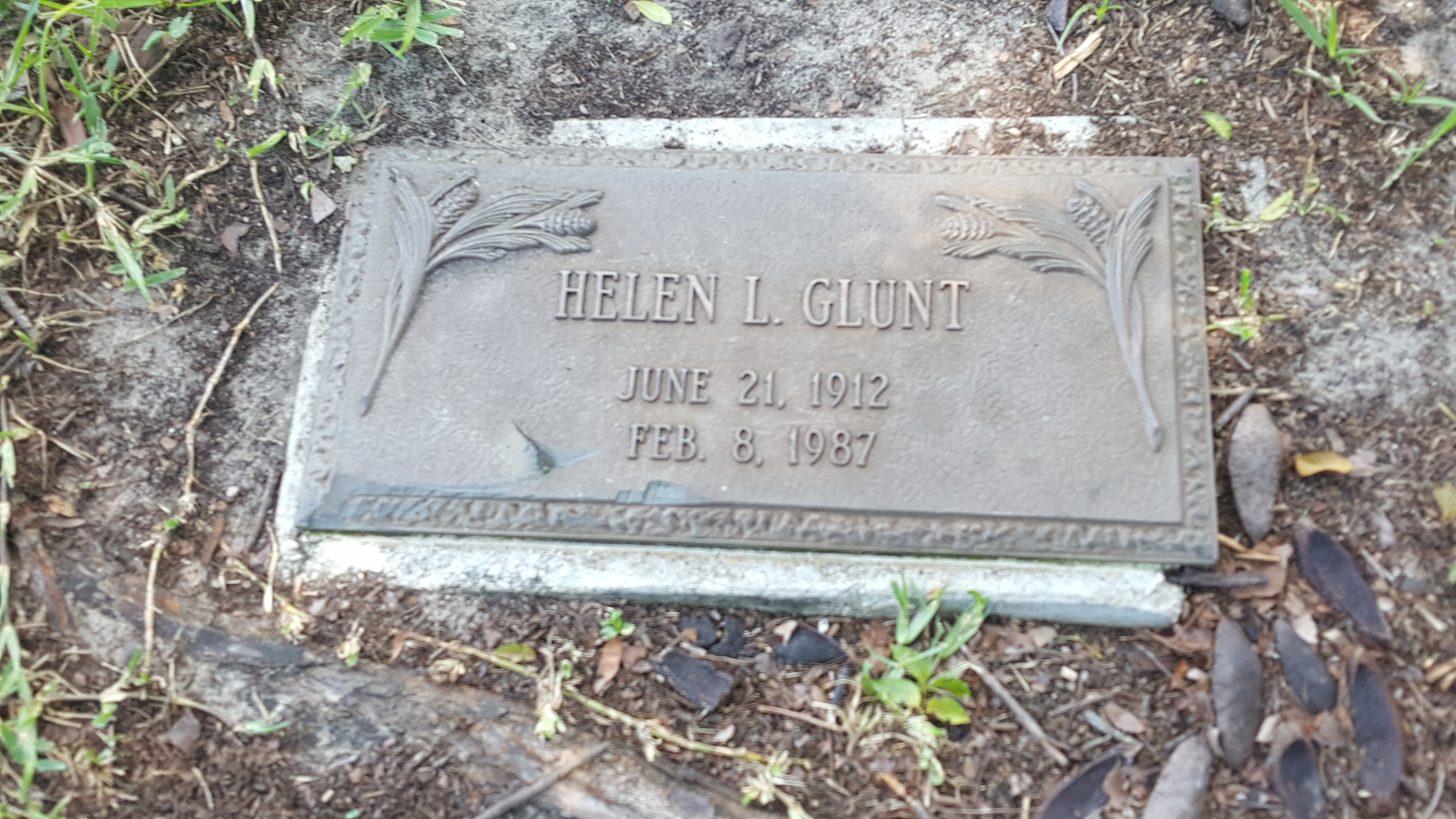 Helen L Glunt