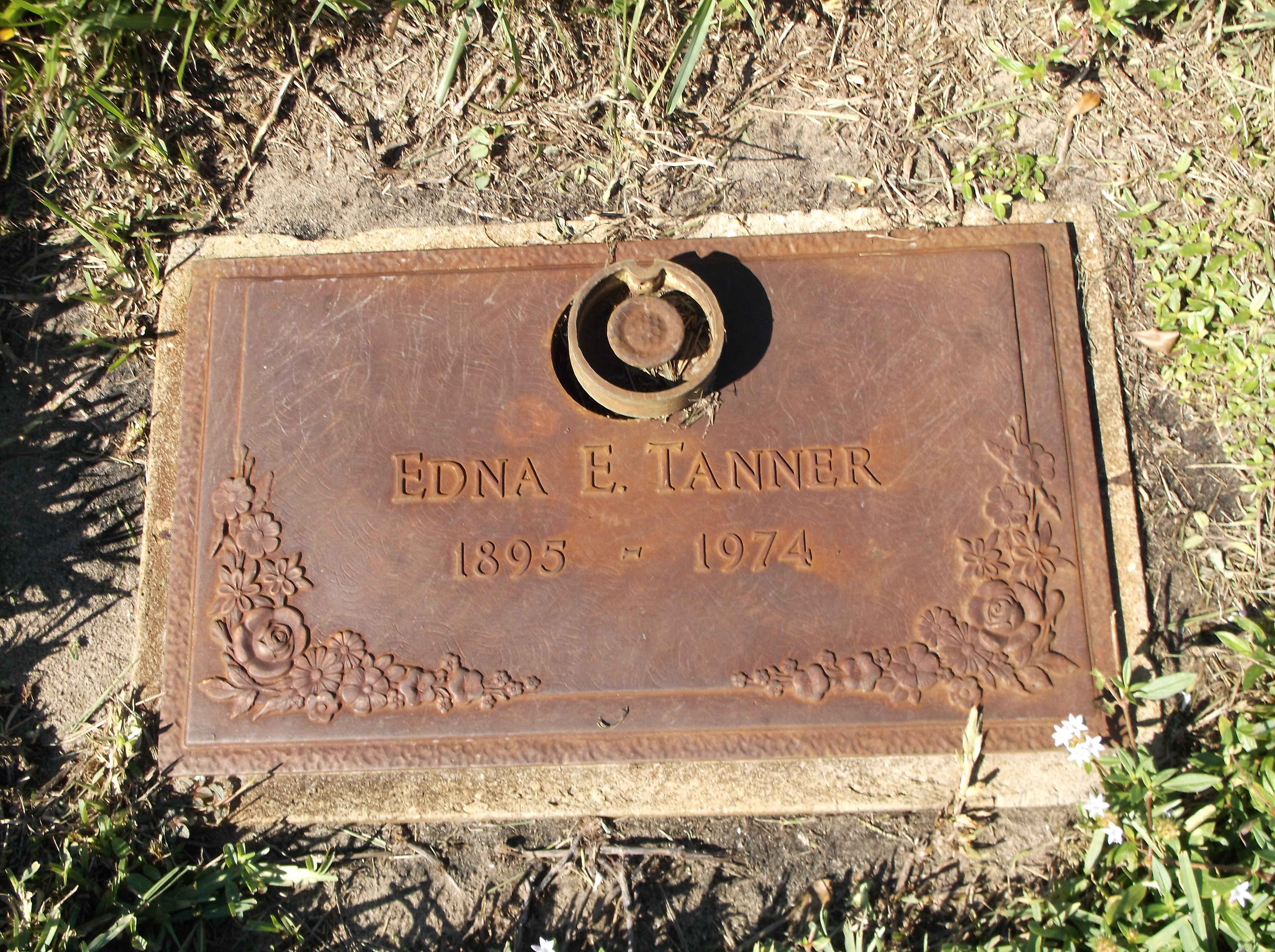 Edna E Tanner