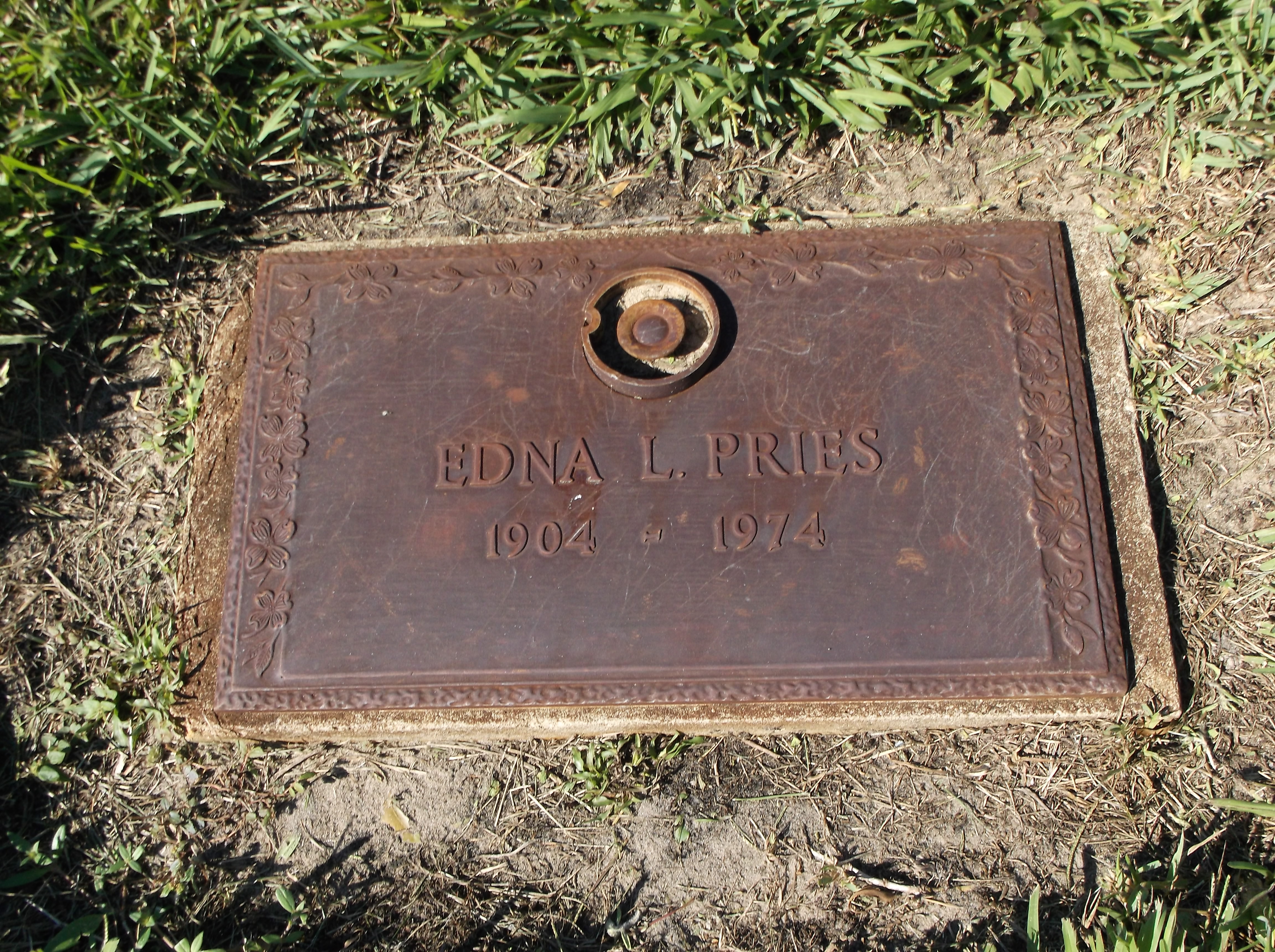 Edna L Pries