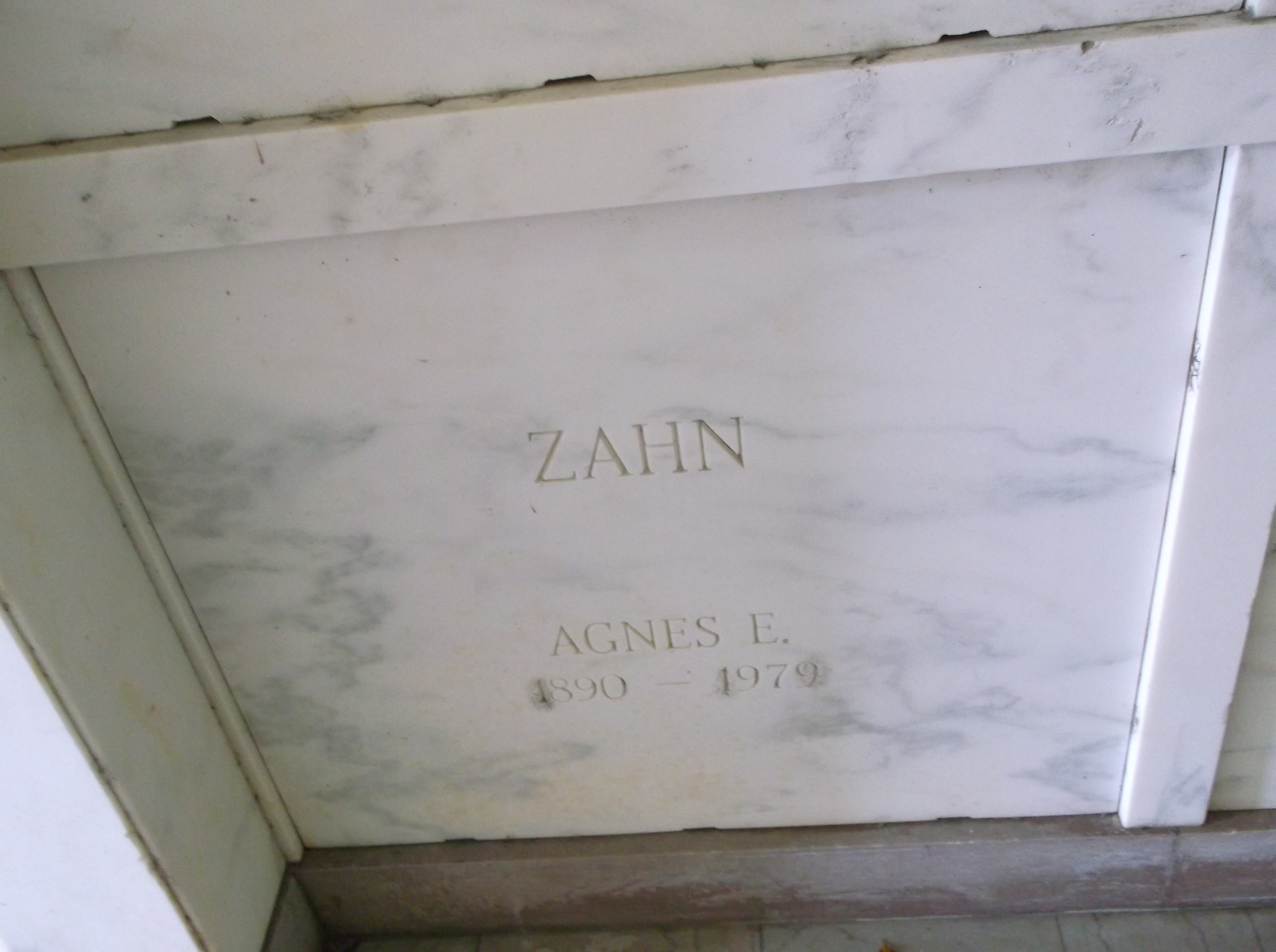 Agnes E Zahn