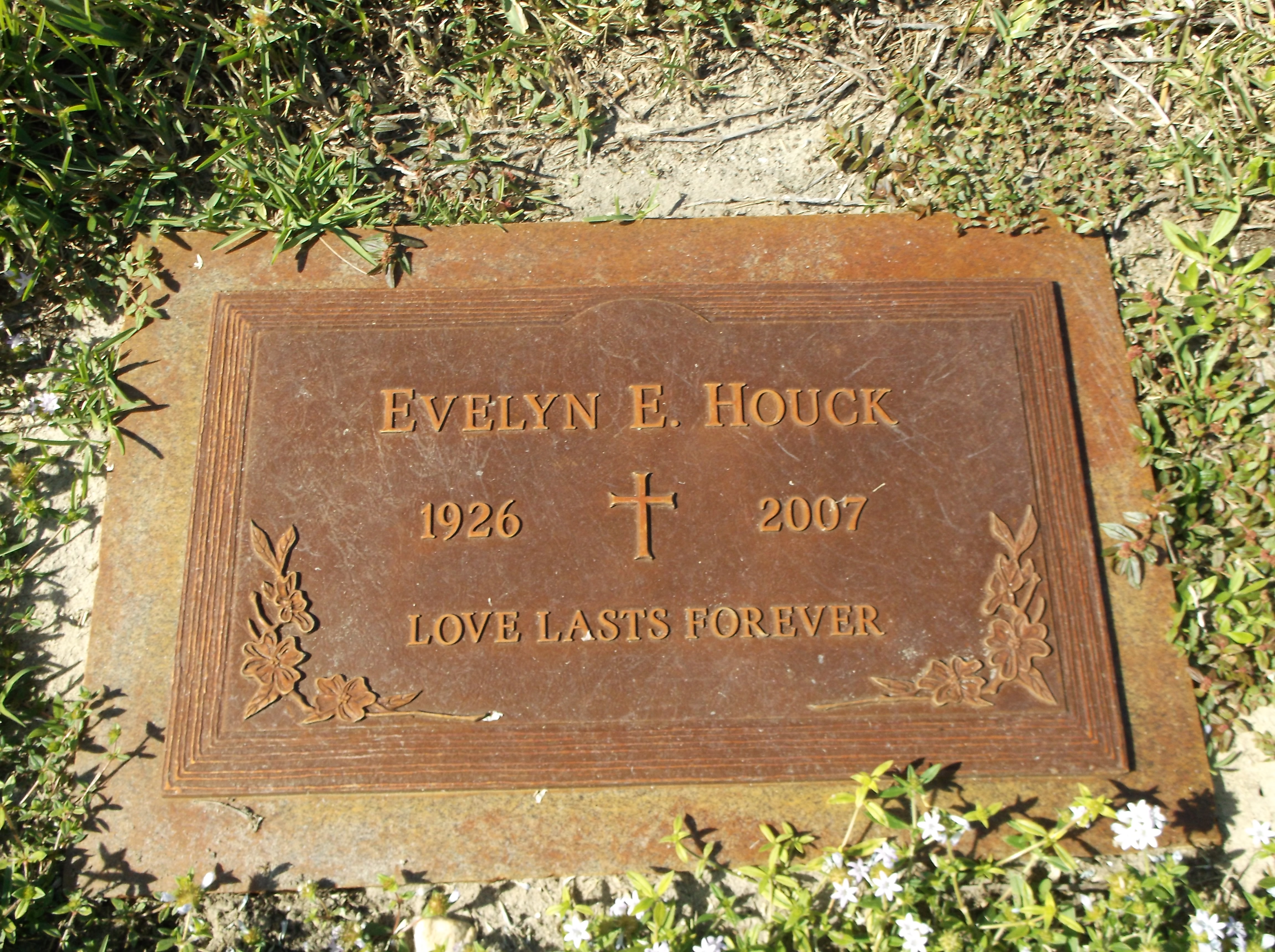 Evelyn E Houck