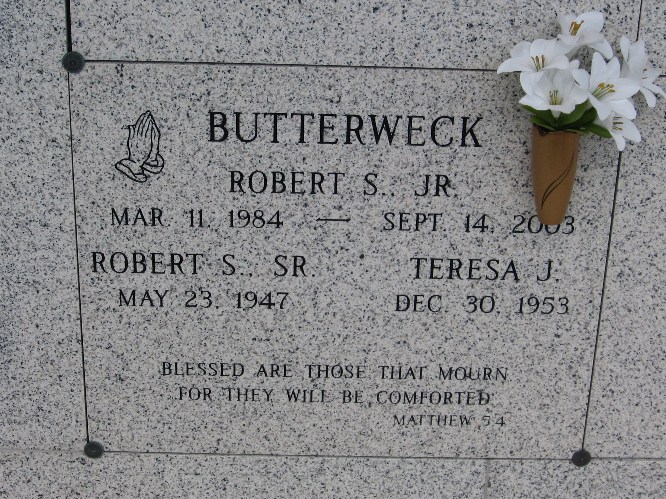 Robert S Butterweck, Sr