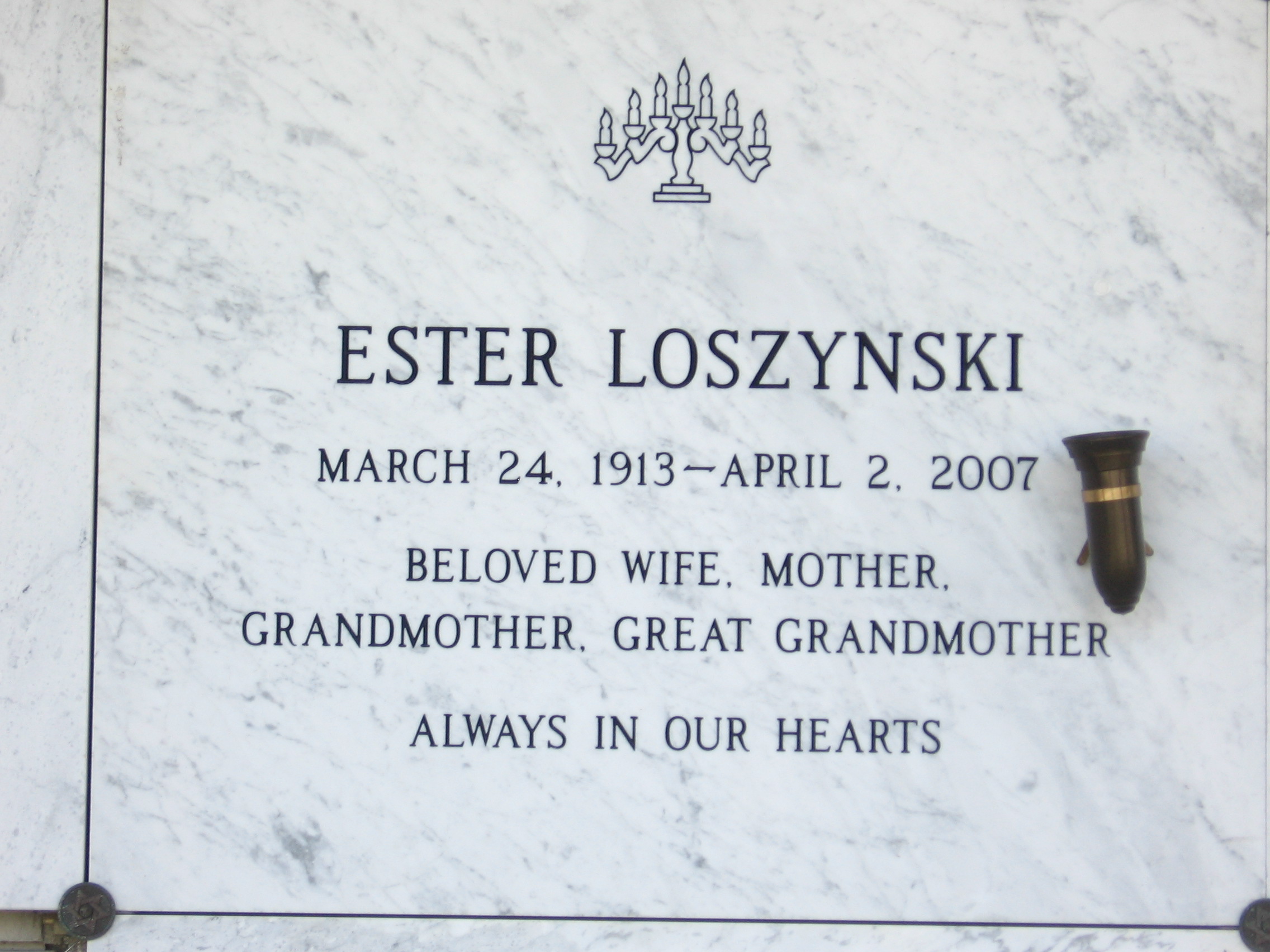 Ester Loszynski